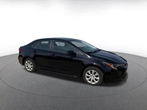 Used 2025 Toyota Corolla LE FWD image 2