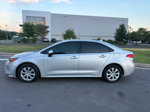 Used 2020 Toyota Corolla LE FWD image 2