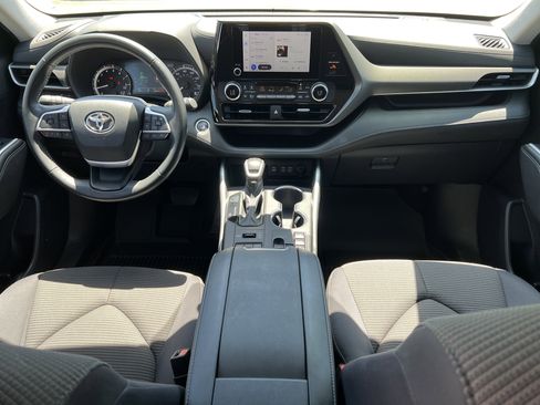 Certified 2024 Toyota Highlander LE image 4