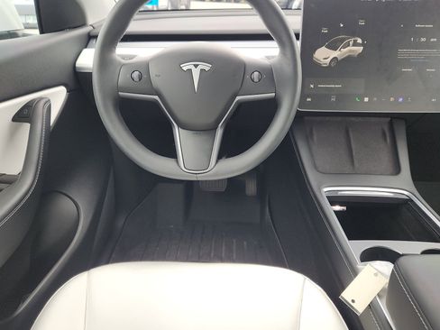Used 2021 Tesla Model Y Long Range image 10