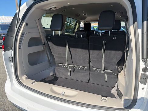 Used 2024 Chrysler Pacifica Touring-L image 28