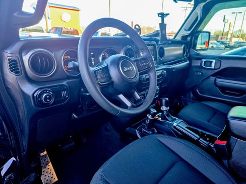 Used 2023 Jeep Gladiator Willys image 7