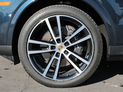 Used 2024 Porsche Cayenne image 28