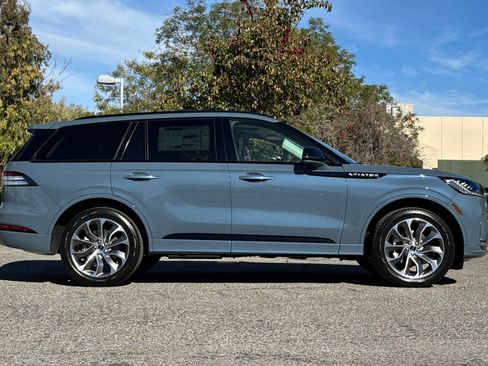 New 2026 Lincoln Aviator AWD w/ Jet Appearance Package image 4
