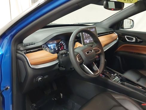 Used 2024 Jeep Compass Limited image 17