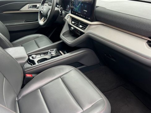 Used 2025 Ford Explorer Active w/ Active Comfort Package image 17