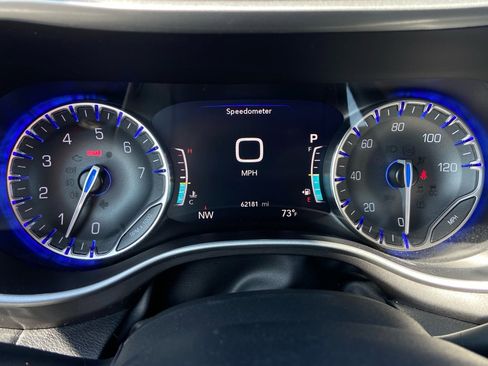 Used 2024 Chrysler Pacifica Touring-L image 25