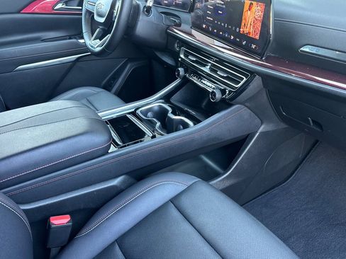 Used 2025 Chevrolet Traverse Z71 image 21