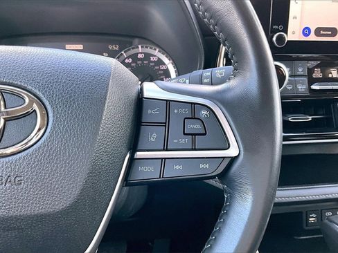 Used 2024 Toyota Highlander LE image 11
