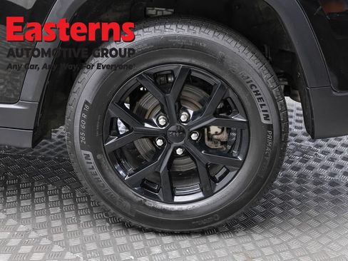 Used 2025 Jeep Grand Cherokee Altitude AWD/4WD image 8