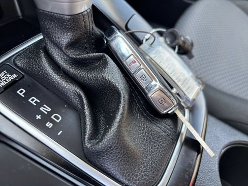Used 2025 Kia Soul LX w/ LX Technology Package FWD image 17