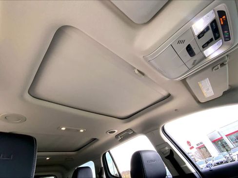 Used 2021 GMC Acadia Denali w/ Denali Ultimate Package image 13