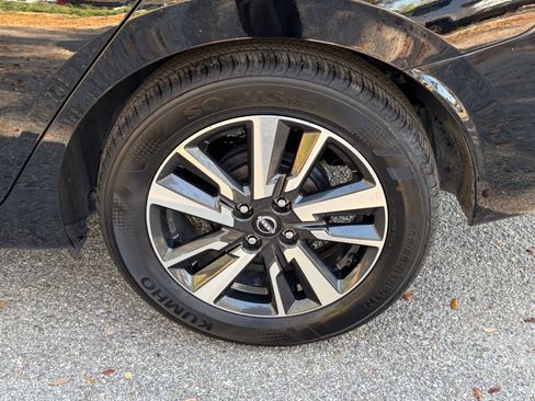 Used 2025 Nissan Versa SV image 25