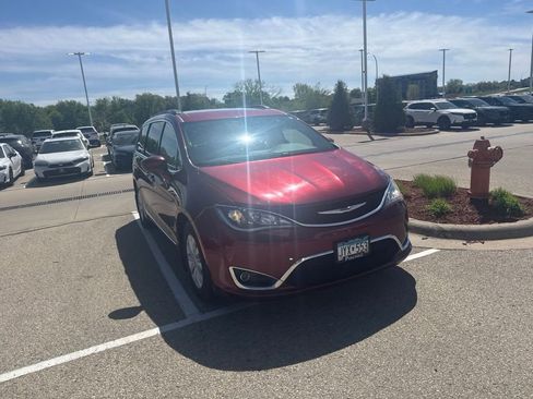 Used 2017 Chrysler Pacifica Touring-L FWD image 2