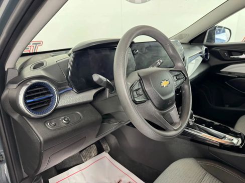 Used 2025 Chevrolet Trax LT image 10