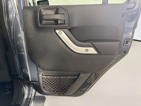 Used 2016 Jeep Wrangler Unlimited Sahara AWD/4WD image 28
