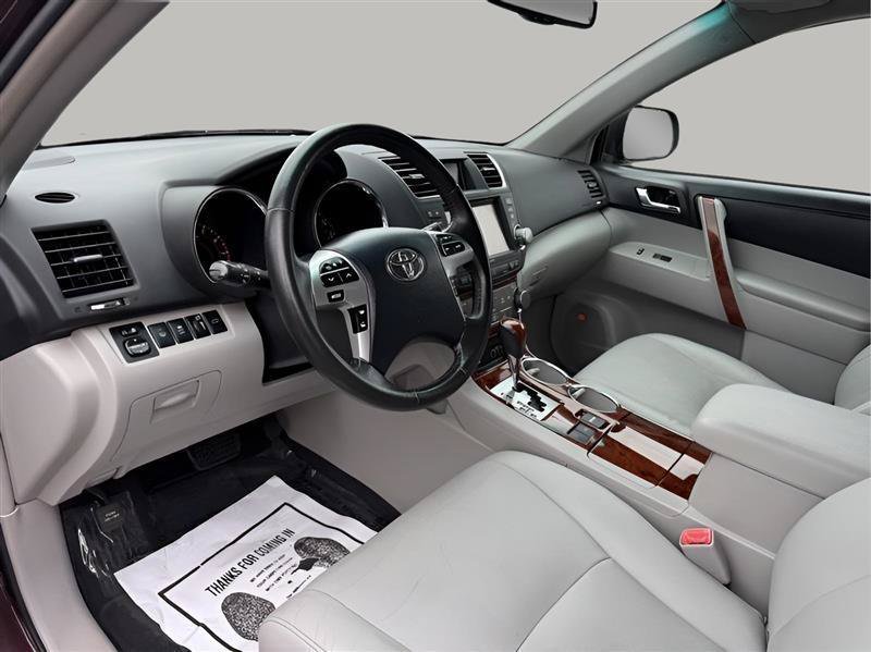 Used 2011 Toyota Highlander Limited w/ Tow Pkg FWD image 16