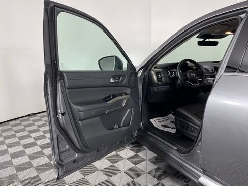 Certified 2025 Nissan Pathfinder Platinum FWD image 17