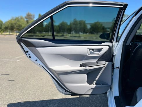 Used 2017 Toyota Camry SE FWD image 12