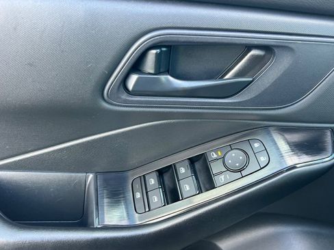 Used 2024 Nissan Rogue S AWD/4WD image 8