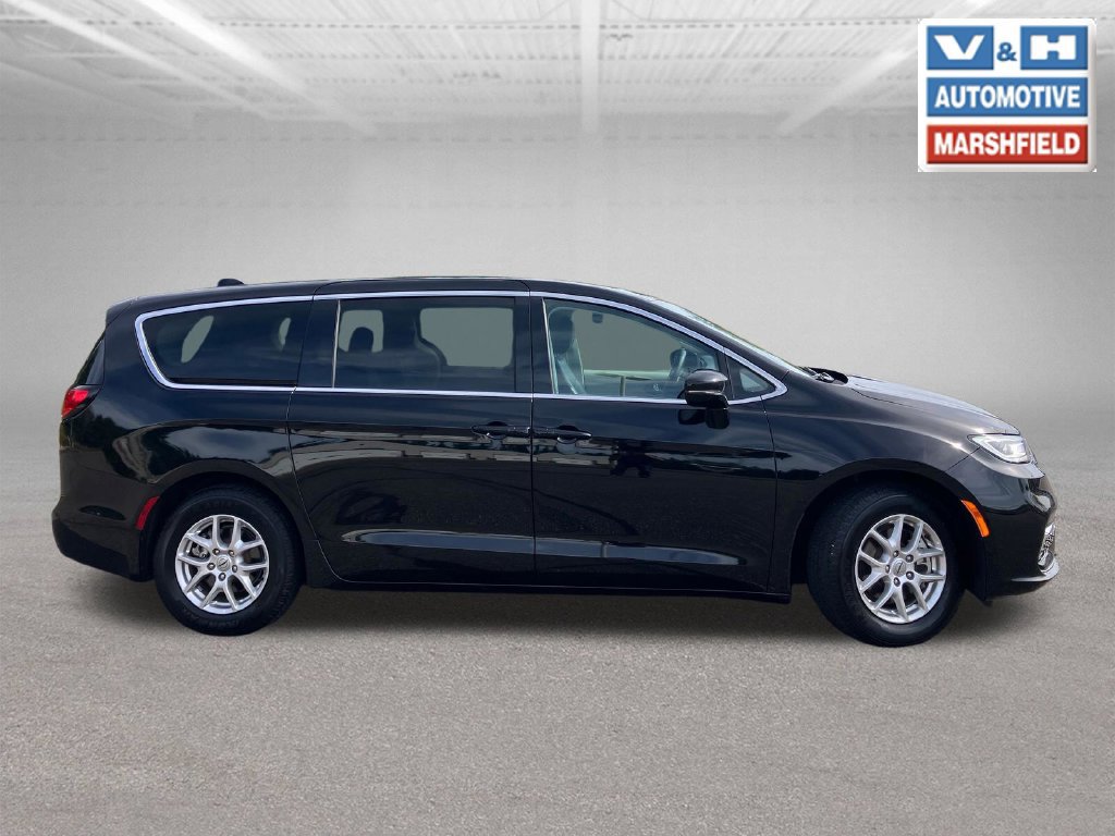 Used 2024 Chrysler Pacifica Touring-L FWD image 4