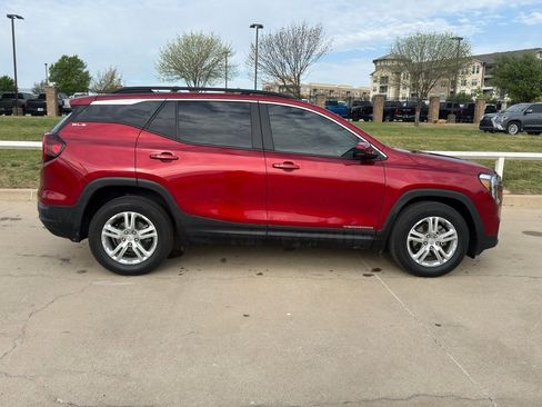 Used 2022 GMC Terrain SLE w/ Driver Convenience Package image 3