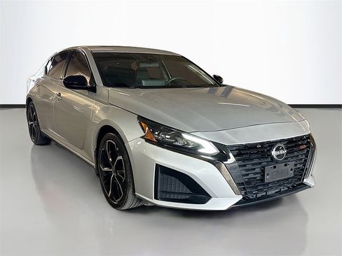 Used 2024 Nissan Altima 2.5 SR w/ SR Premium Package image 3