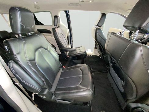 Used 2023 Chrysler Pacifica Touring-L FWD image 18