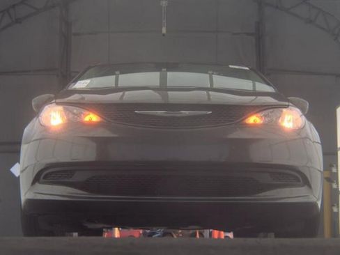 Used 2023 Chrysler Voyager LX image 3