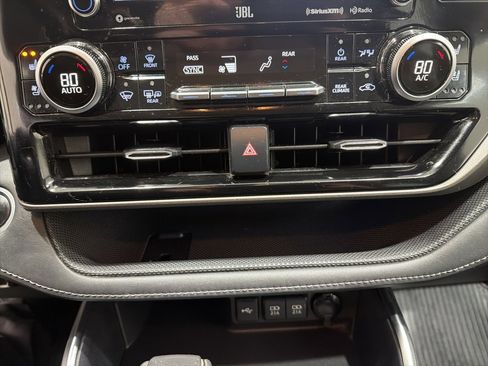 Used 2021 Toyota Highlander Limited image 18