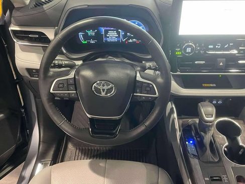 Used 2024 Toyota Highlander Platinum AWD/4WD image 16