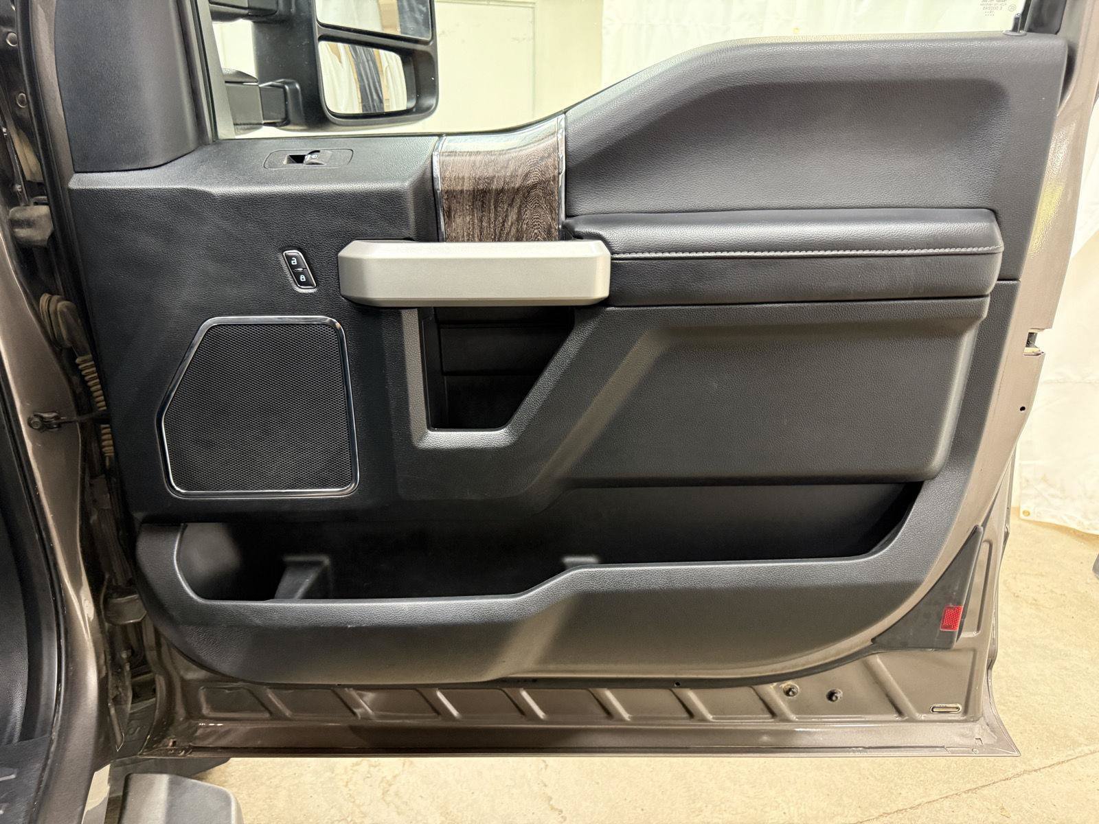 Used 2019 Ford F250 Lariat w/ Chrome Package AWD/4WD image 28