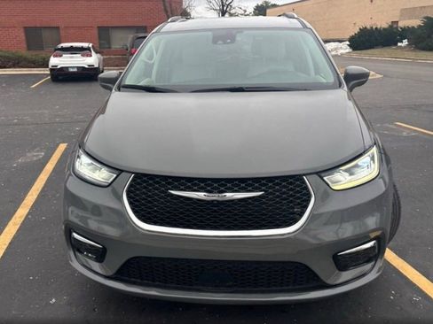 Used 2021 Chrysler Pacifica Touring-L image 2