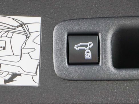 Used 2022 Toyota Sienna XLE image 32