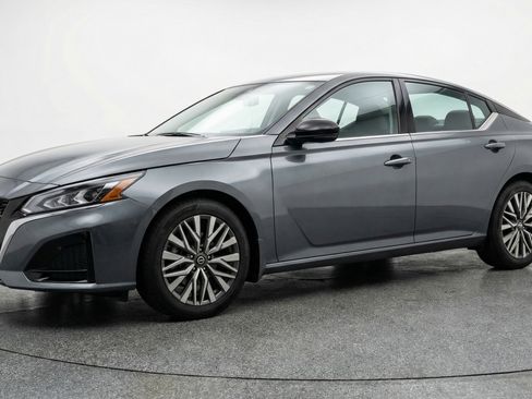 Used 2025 Nissan Altima 2.5 SV FWD image 3