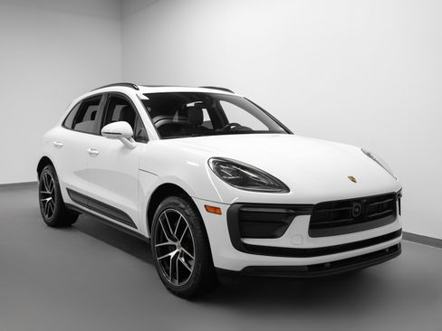 Certified 2024 Porsche Macan image 10