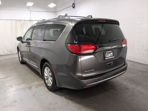 Used 2018 Chrysler Pacifica Touring-L FWD image 9