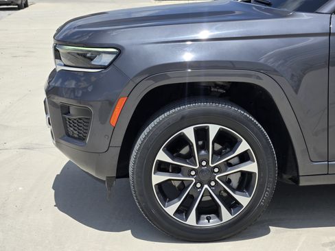 Used 2022 Jeep Grand Cherokee Overland w/ Luxury Tech Group IV AWD/4WD image 9
