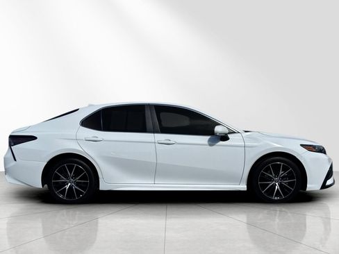 Used 2023 Toyota Camry SE FWD image 3