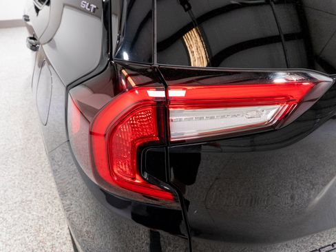 Used 2024 GMC Terrain SLT w/ Infotainment Package II FWD image 9