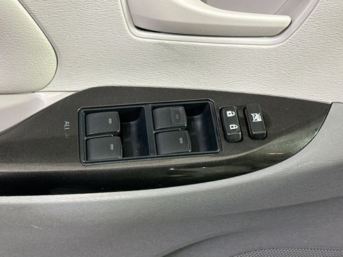 Used 2013 Toyota Sienna L w/ Towing Pkg image 16