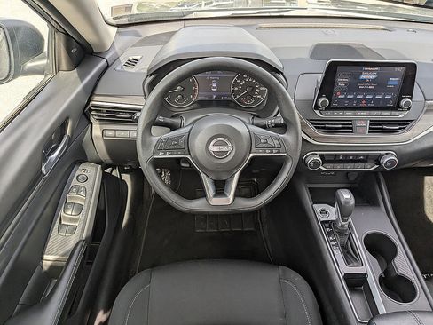 Used 2025 Nissan Altima 2.5 SV FWD image 14