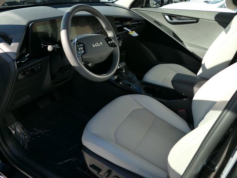 Certified 2025 Kia Niro EX image 11