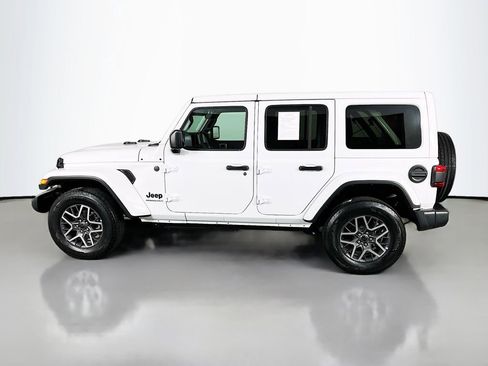 Used 2025 Jeep Wrangler Unlimited Sahara AWD/4WD image 5