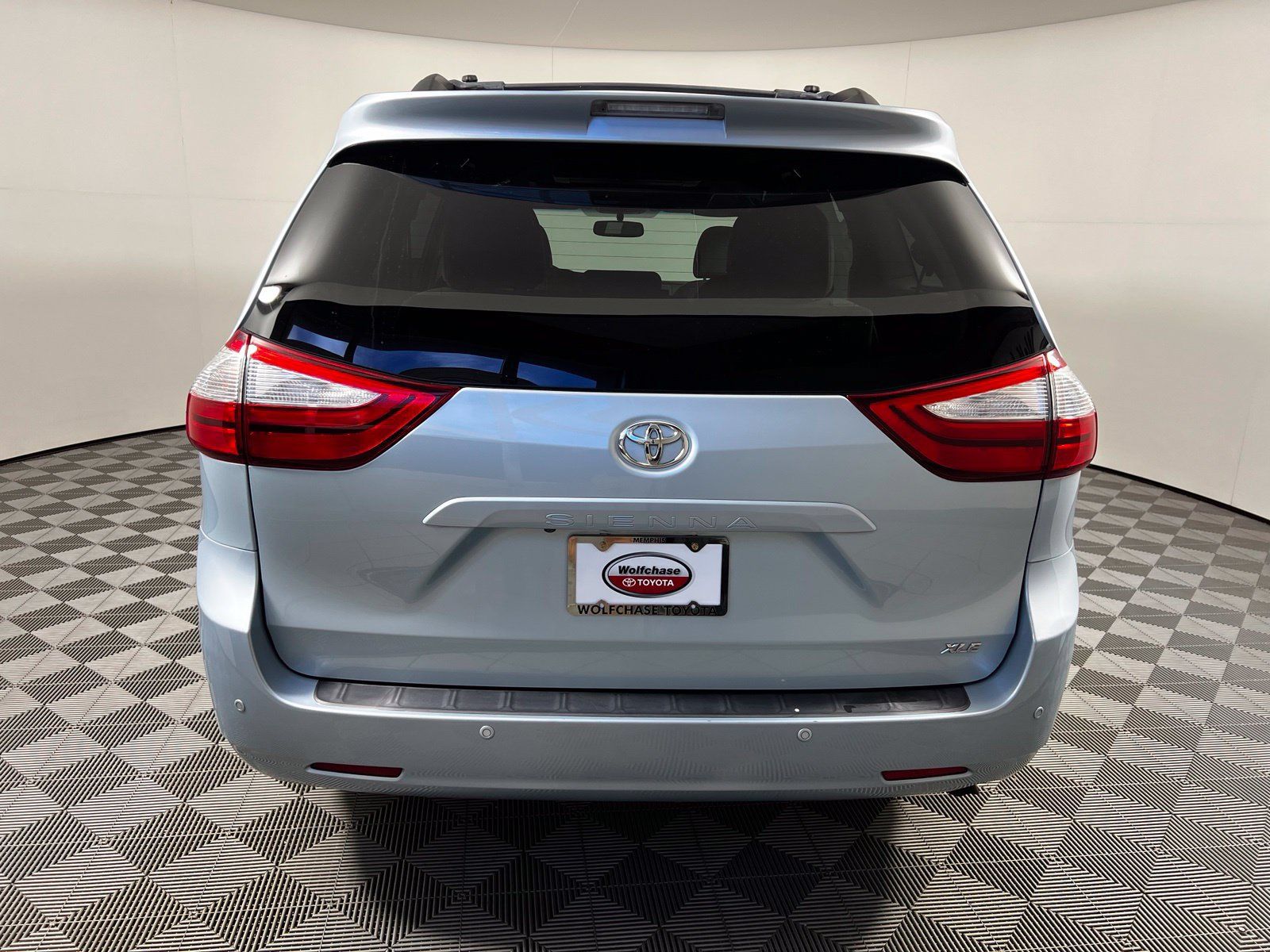 Used 2017 Toyota Sienna XLE Premium FWD image 6