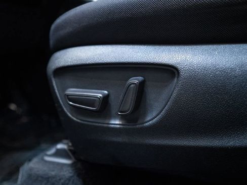 Used 2024 Toyota Highlander LE AWD/4WD image 29