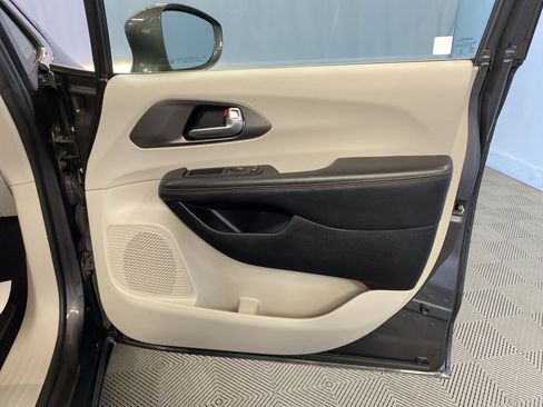 Certified 2020 Chrysler Pacifica Touring-L image 49