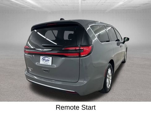 Used 2025 Chrysler Pacifica Select FWD image 14