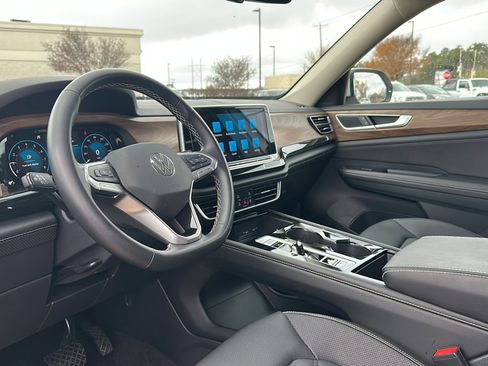 Used 2025 Volkswagen Atlas SE image 9