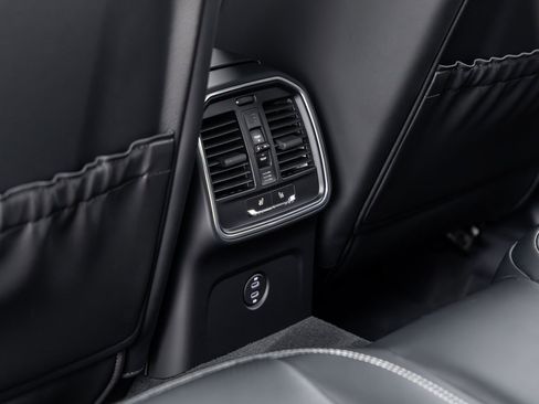 New 2026 Porsche Macan Turbo image 40